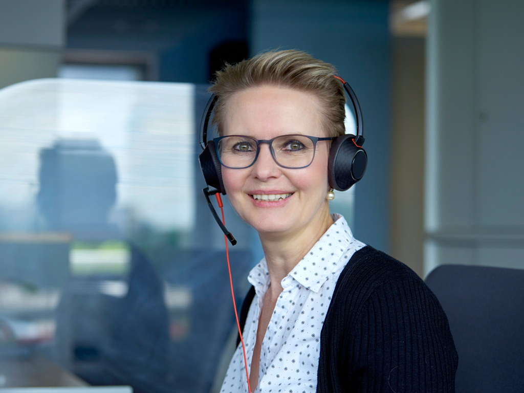 Eine Mitarbeiterin der apoData mit Headset