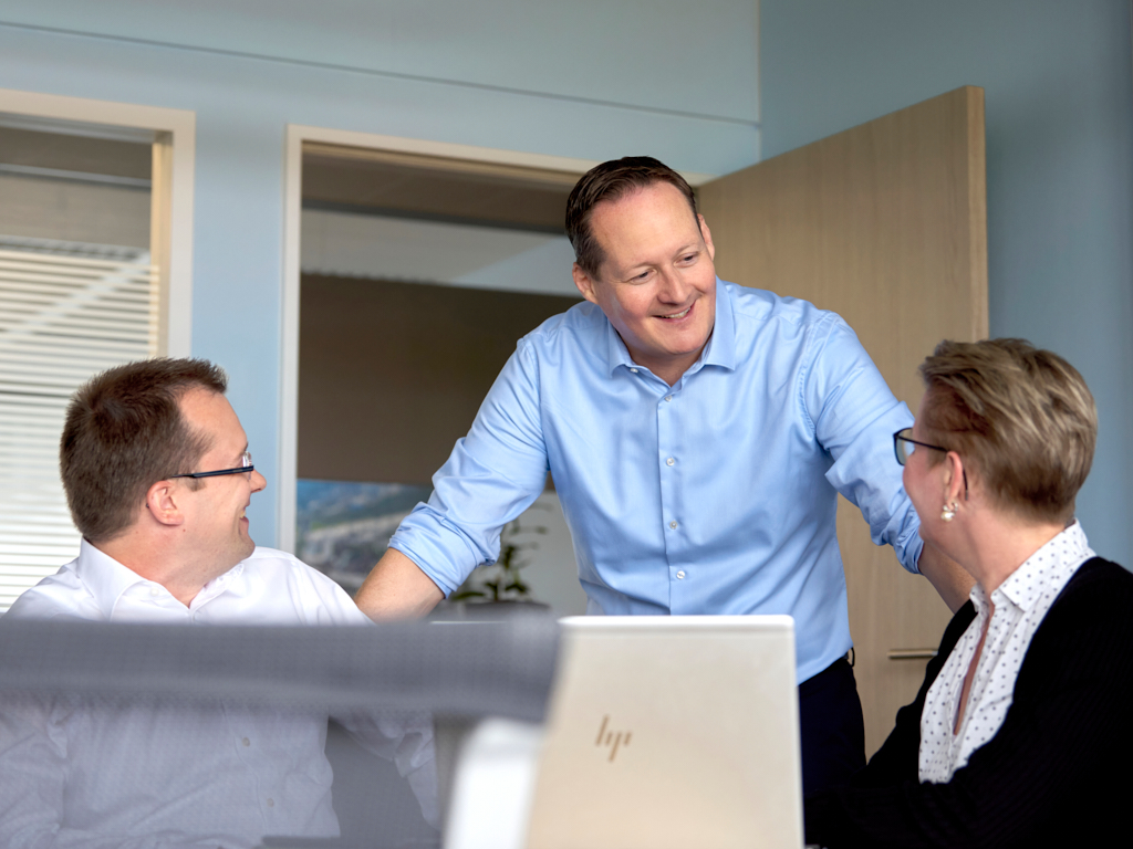 Drei Mitarbeitende im Büro